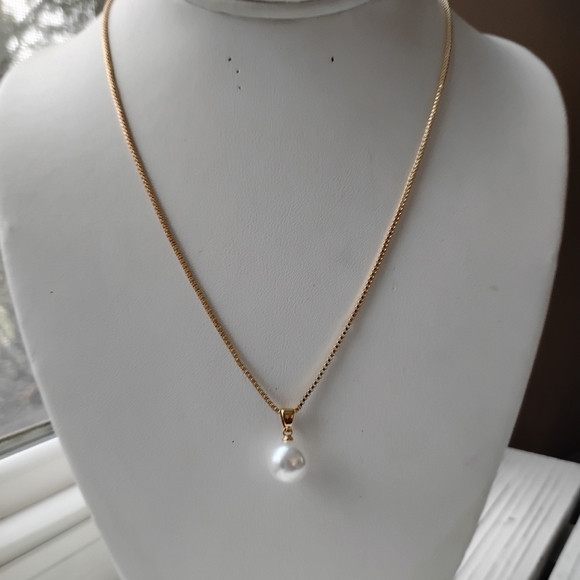 Elegant Gold Pearl Pendant Necklace - Picture 2 of 5